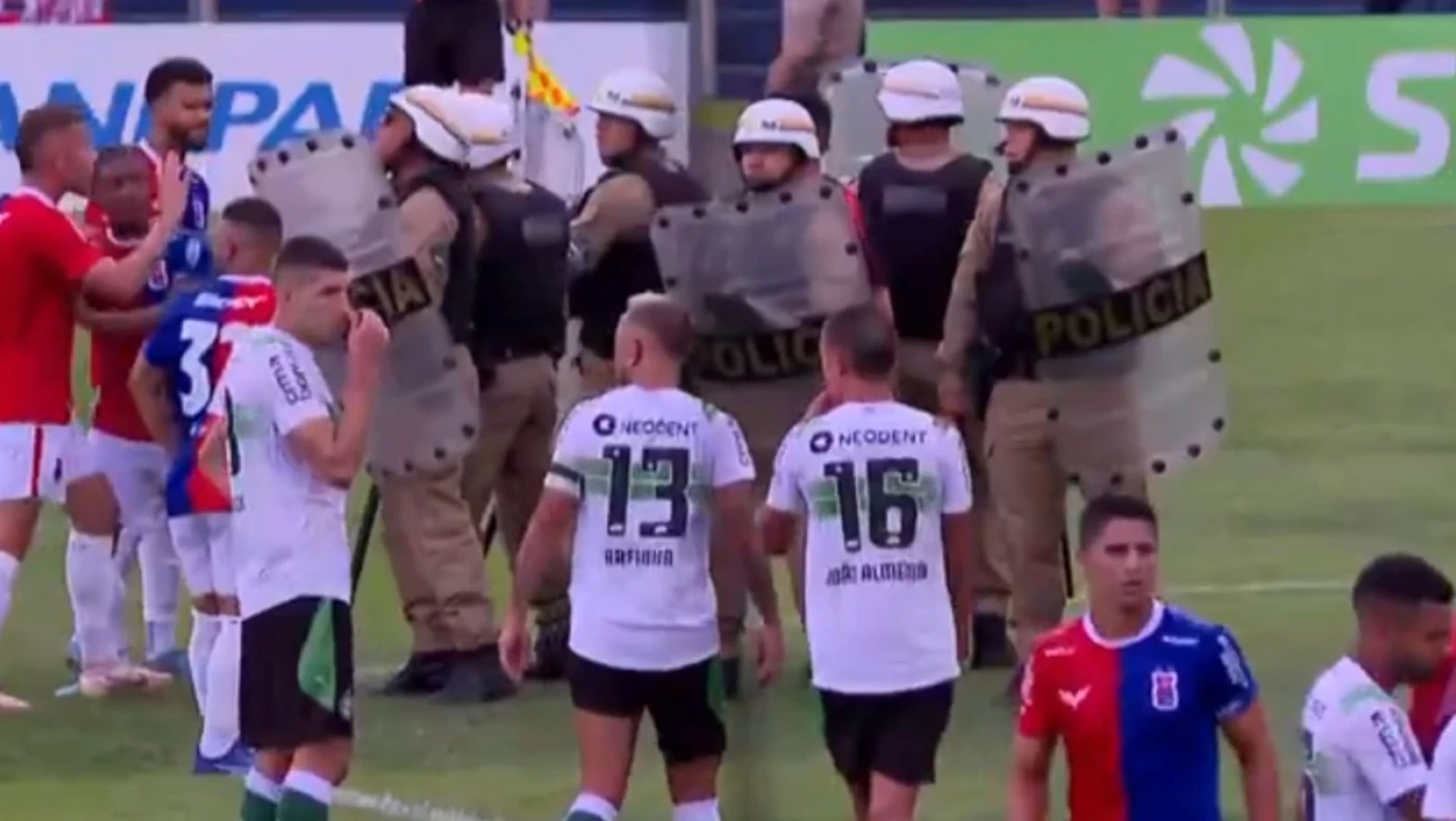 Βραζιλία: Αποβολή ποδοσφαιριστή με τη βοήθεια... στρατιωτικής αστυνομίας