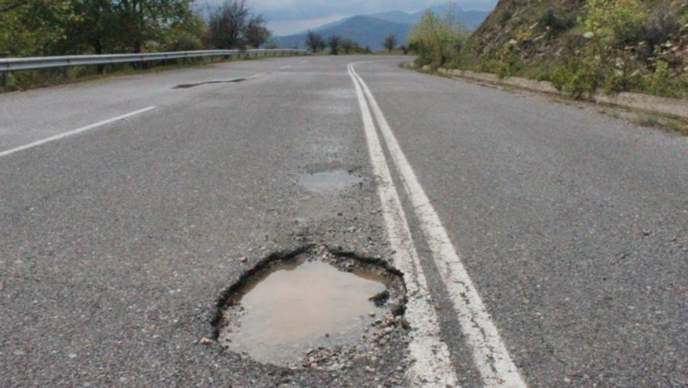 Καινοτόμος άσφαλτος «κλείνει» από μόνη της τις λακκούβες!