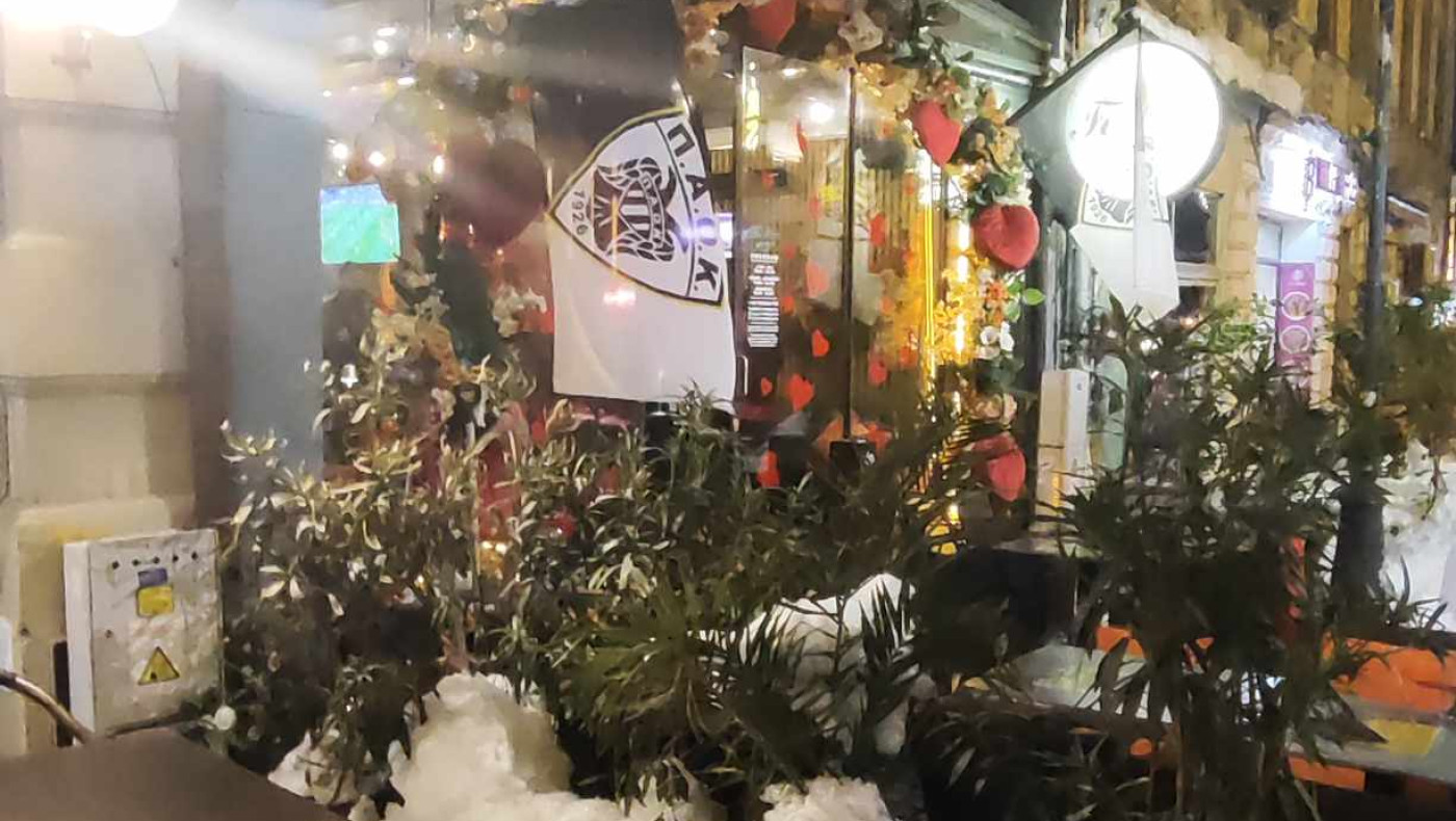 Με σημαίες ΠΑΟΚ υποδέχονται τα μαγαζιά στην παλιά πόλη τους ΠΑΟΚτσήδες (vid)