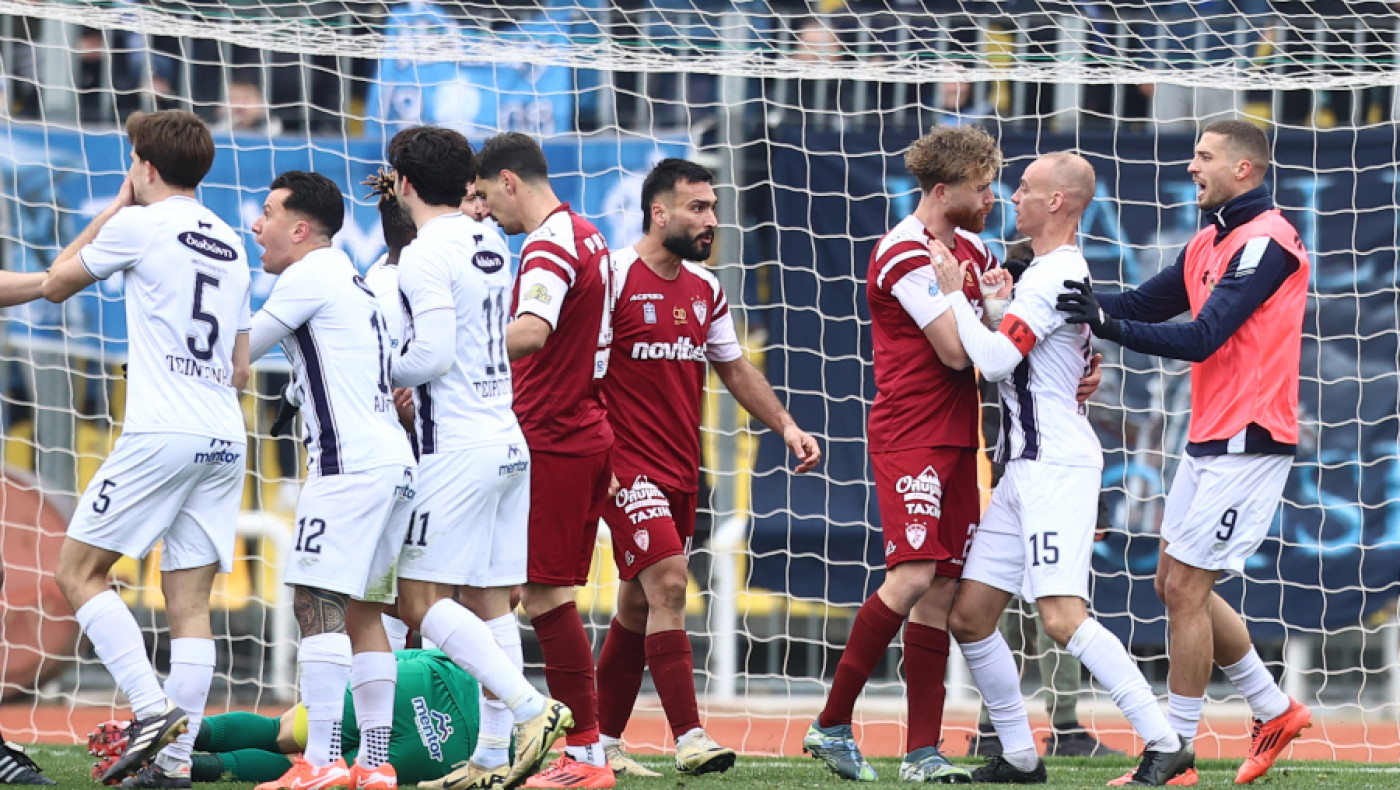 Ηρακλής-ΑΕΛ: Ο Τσέτσιλας έκλεισε τα μάτια σε χέρι του Οικονόμου!