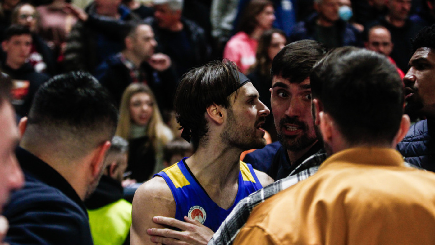 ΔΕΑΒ: Απαγόρευση εισόδου στο γήπεδο για δύο χρόνια σε οπαδούς για ρίψη αντικειμένων!