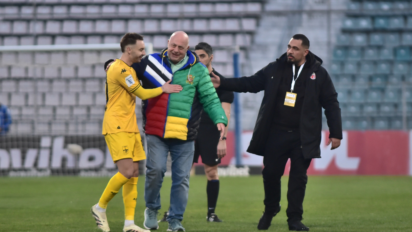 Βόλος-Άρης: Ο Μπέος «μπούκαρε» στον αγωνιστικό χώρο και αποβλήθηκε από τον Παπαδόπουλο