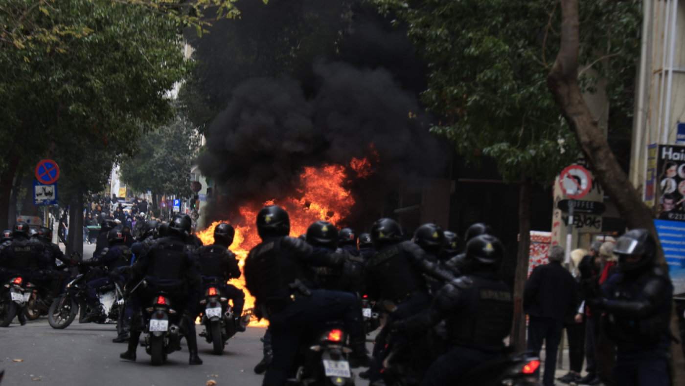 Συλλαλητήριο για τα Τέμπη: Αγριος ξυλοδαρμός διαδηλωτή από ομάδα κουκουλοφόρων
