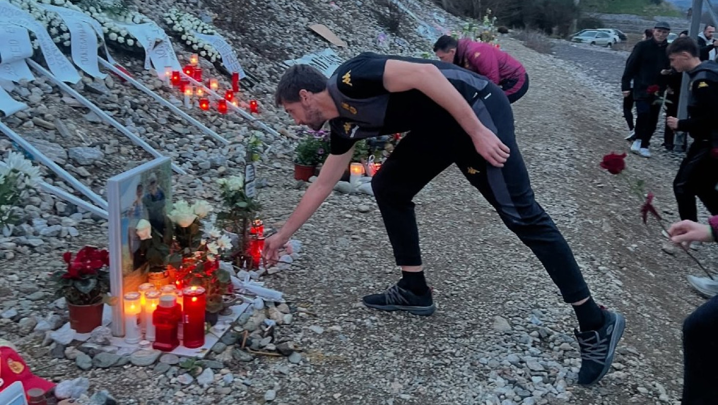 Άρης: 57 τριαντάφυλλα άφησε η αποστολή στα Τέμπη