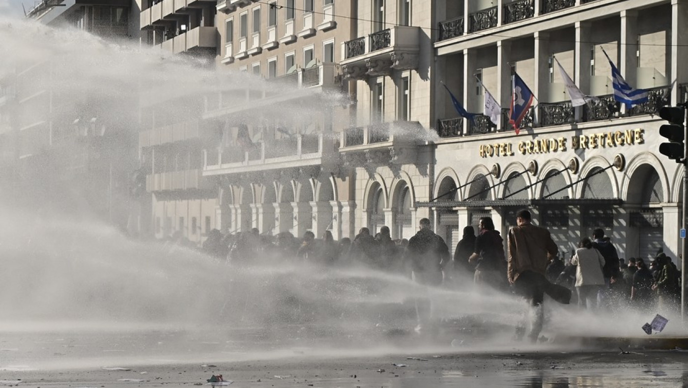 Τέμπη: Επίθεση της Αστυνομίας με «αύρες» στην ειρηνική συγκέντρωση του Συντάγματος!