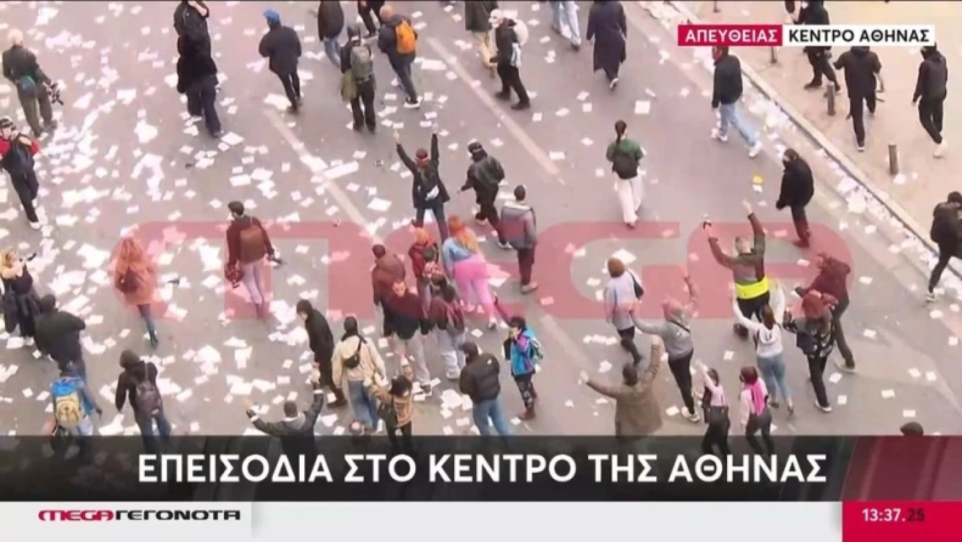 Σύνταγμα: Σήκωσαν τα χέρια τους για να τους αφήσουν οι αστυνομικοί