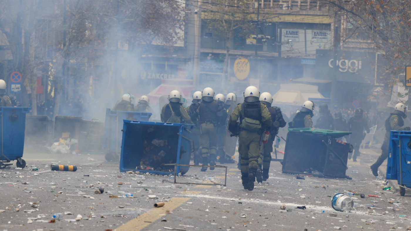Αθήνα: Κουκουλοφόροι ξυλοκόπησαν άνδρα των ΜΑΤ