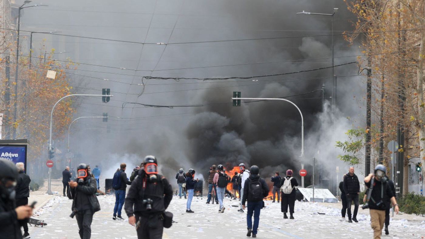 Πώς ξεκίνησαν τα επεισόδια στο Σύνταγμα: Η στιγμή της επίθεσης