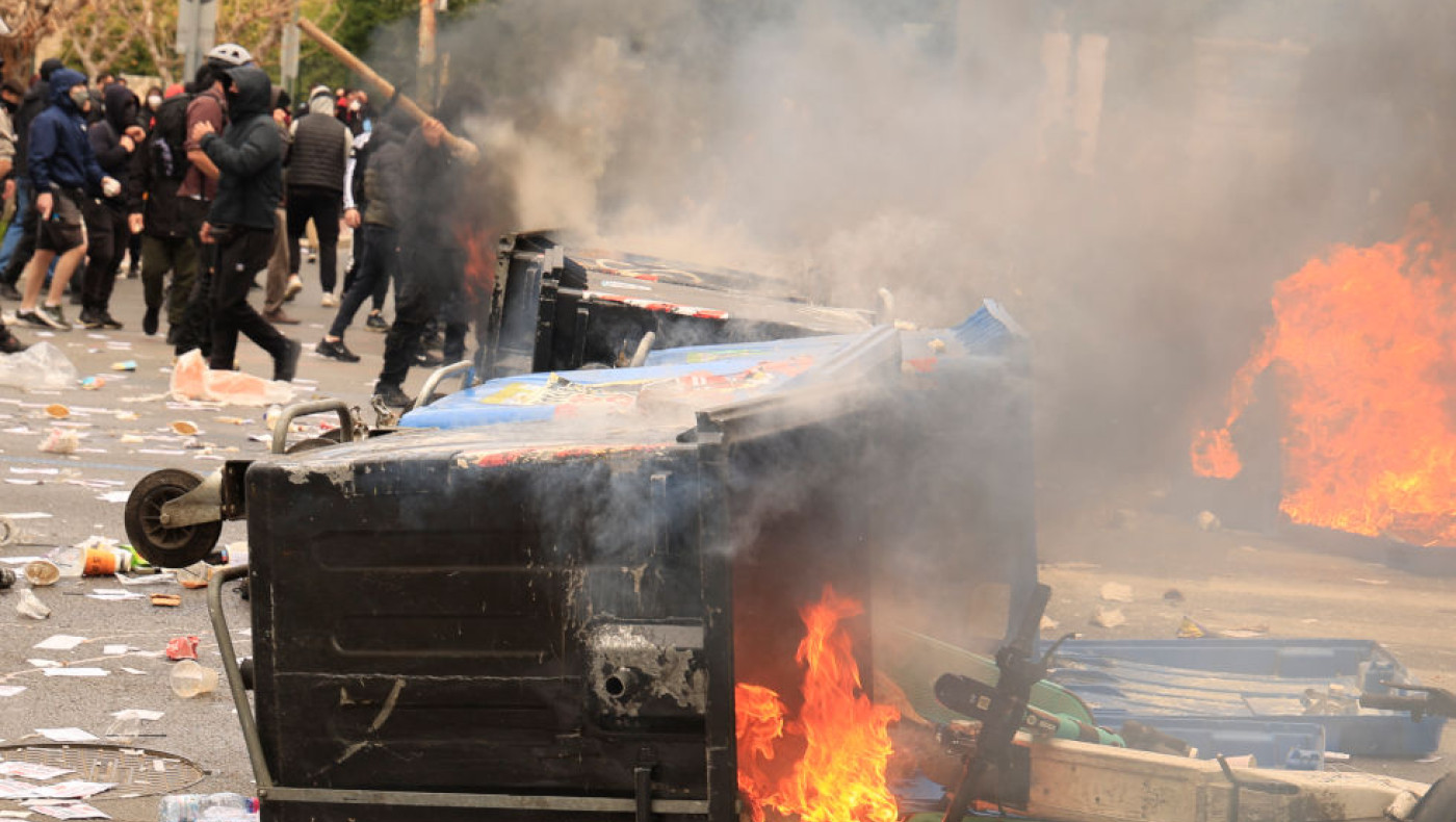 Συλλαλητήριο για τα Τέμπη-Αθήνα: Επίθεση με μολότοφ στη Βουλή