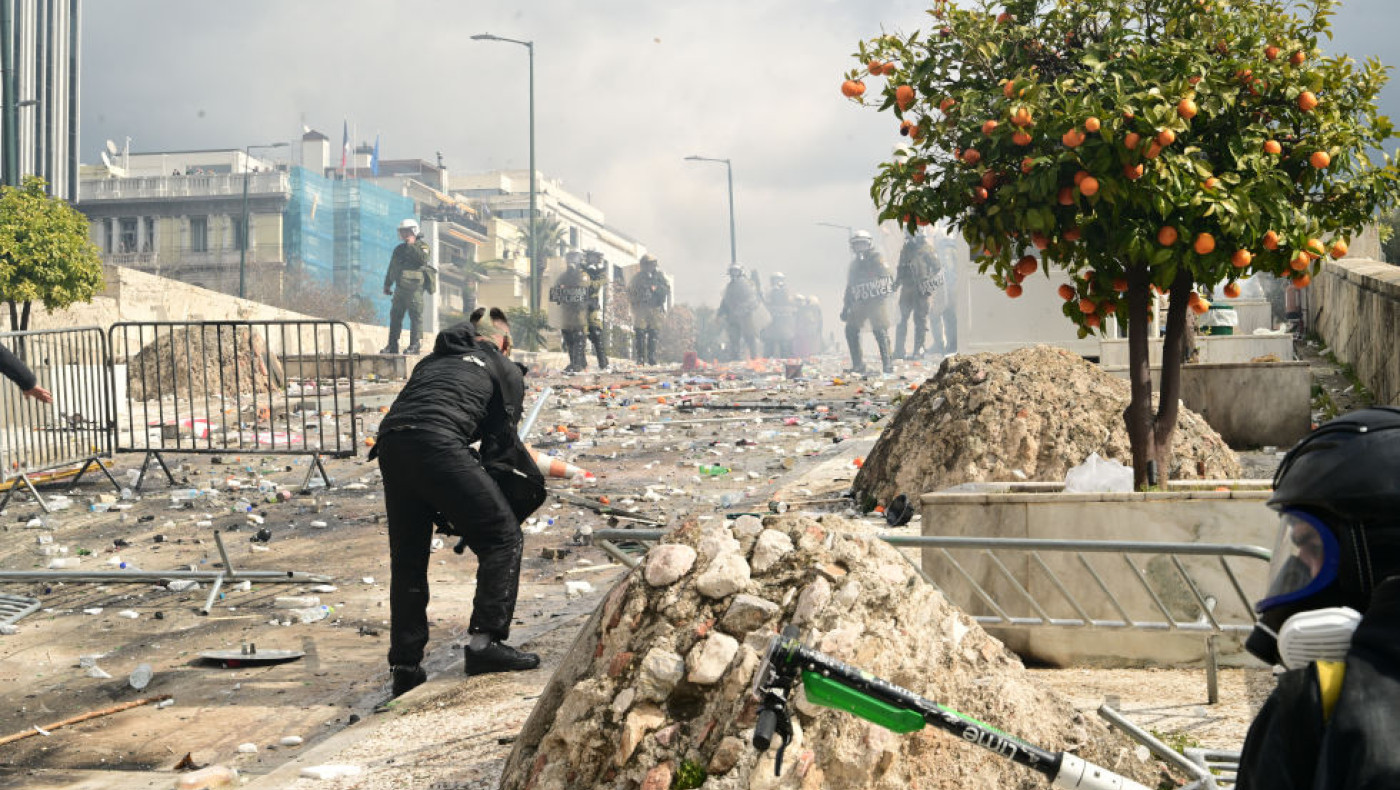 Βίντεο-ντοκουμέντο: Σπάνε μάρμαρα και ζητούν να κλείσουν οι κάμερες (vid)