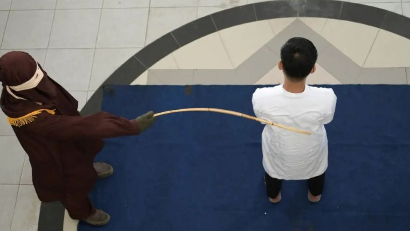 Ινδονησία: Μαστίγωσαν δυο άνδρες που είχαν σεξουαλικές επαφές!