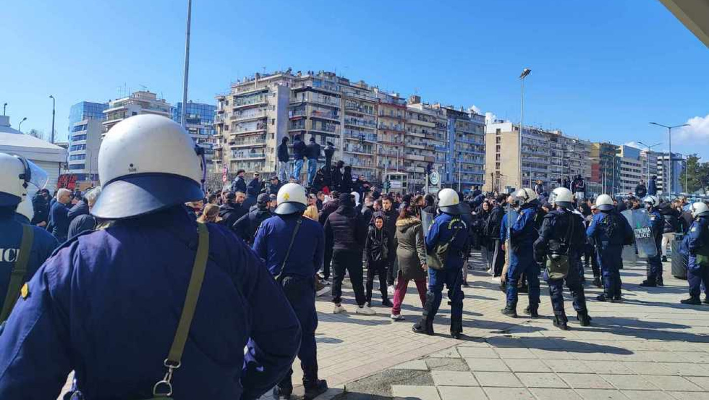 Θεσσαλονίκη: Επεισόδια μπροστά στον ΟΣΕ - Έπεσαν μολότοφ