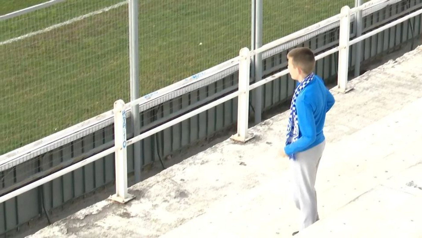 Μικρός φίλος του ΠΑΣ Γιάννενα ενθαρρύνει την ομάδα του στο ματς με τον Μακεδονικό