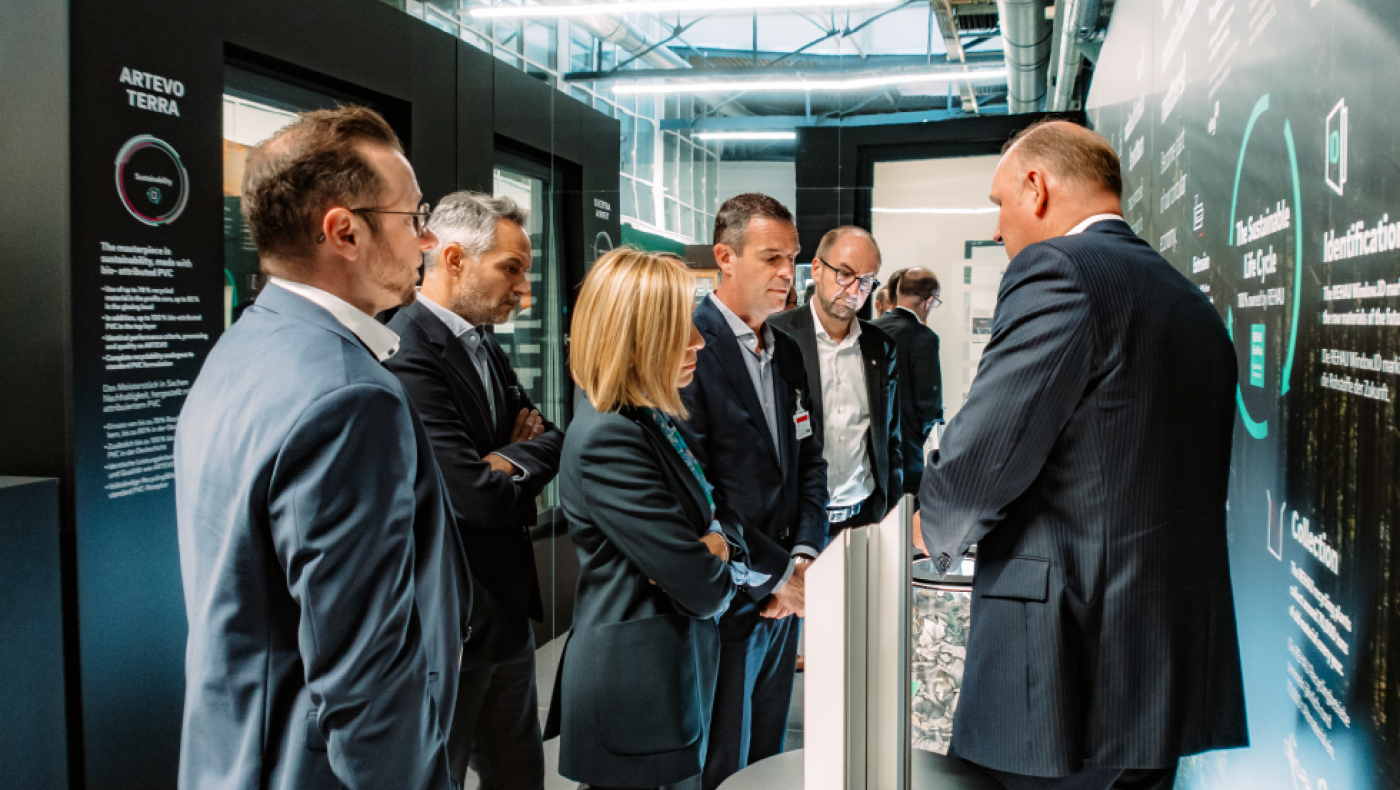 Η ELVIAL και η REHAU ενώνουν τις δυνάμεις τους: Μια στρατηγική συνεργασία για βιώσιμες λύσεις αλουμινίου