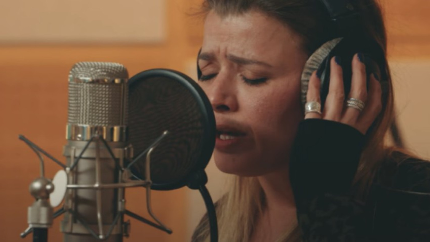 Το συγκινητικό τραγούδι της Ιουλίας Καραπατάκη για τα Τέμπη - «Ζωή Χαμένη»