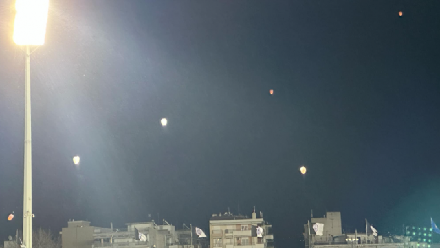 ΠΑΟΚ-Αστέρας AKTOR: 57 φαναράκια στον ουρανό για τα θύματα των Τεμπών (vid)