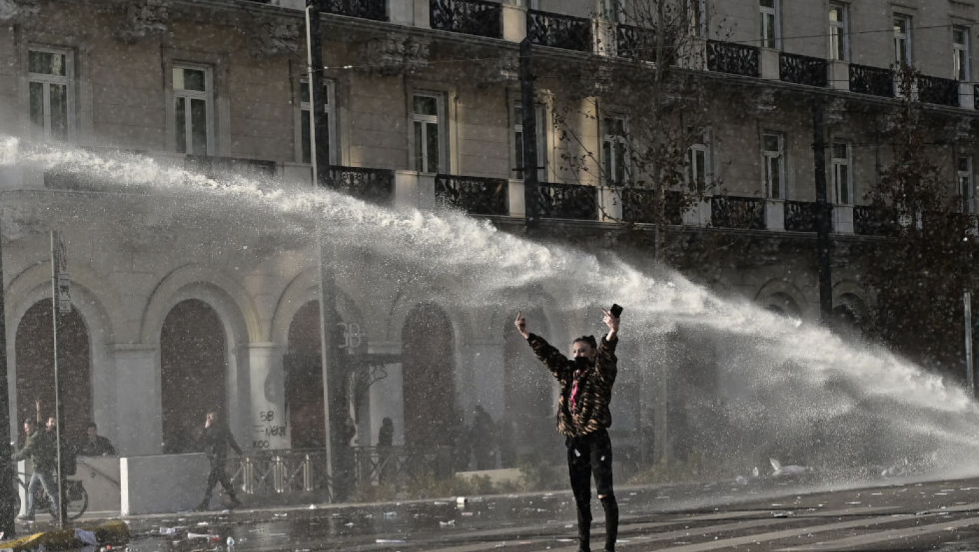 «Γερμανίδα»: Το κορίτσι μπροστά από την «Αύρα» έγινε Viral και Trend