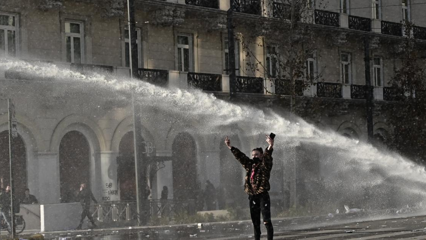 Τέμπη-Το κορίτσι μπροστά από την «αύρα»: «Αυτή η κοπέλα είναι η αντίσταση στη συγκάλυψη»