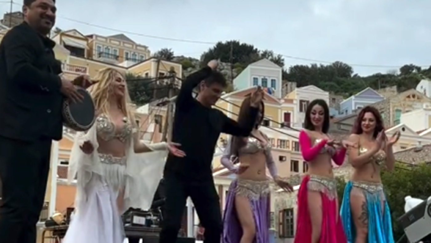 Τα «έσπασε» χορεύοντας οριεντάλ ο δήμαρχος Σύμης