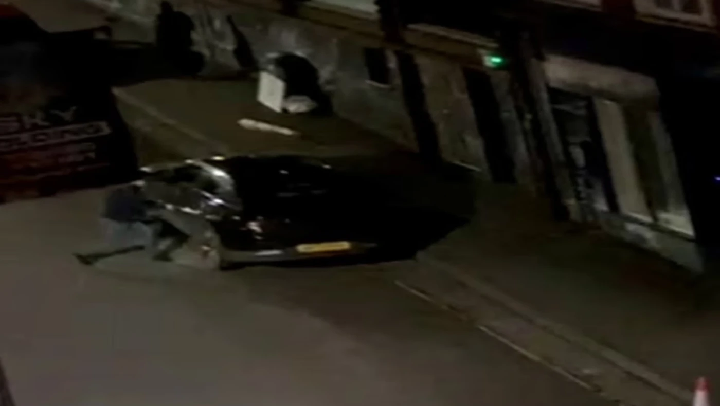 Βρετανία: Έσπασε αυτοκίνητο για να διαμαρτυρηθεί κατά του Μασκ αλλά… δεν ήταν Tesla