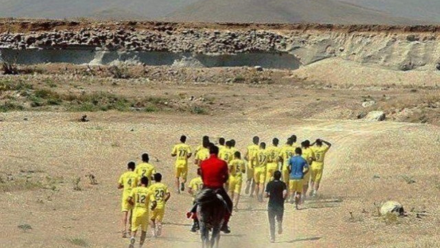 Έβγαλε τους παίκτες για... προετοιμασία στην έρημο! Αυτός σε... άλογο