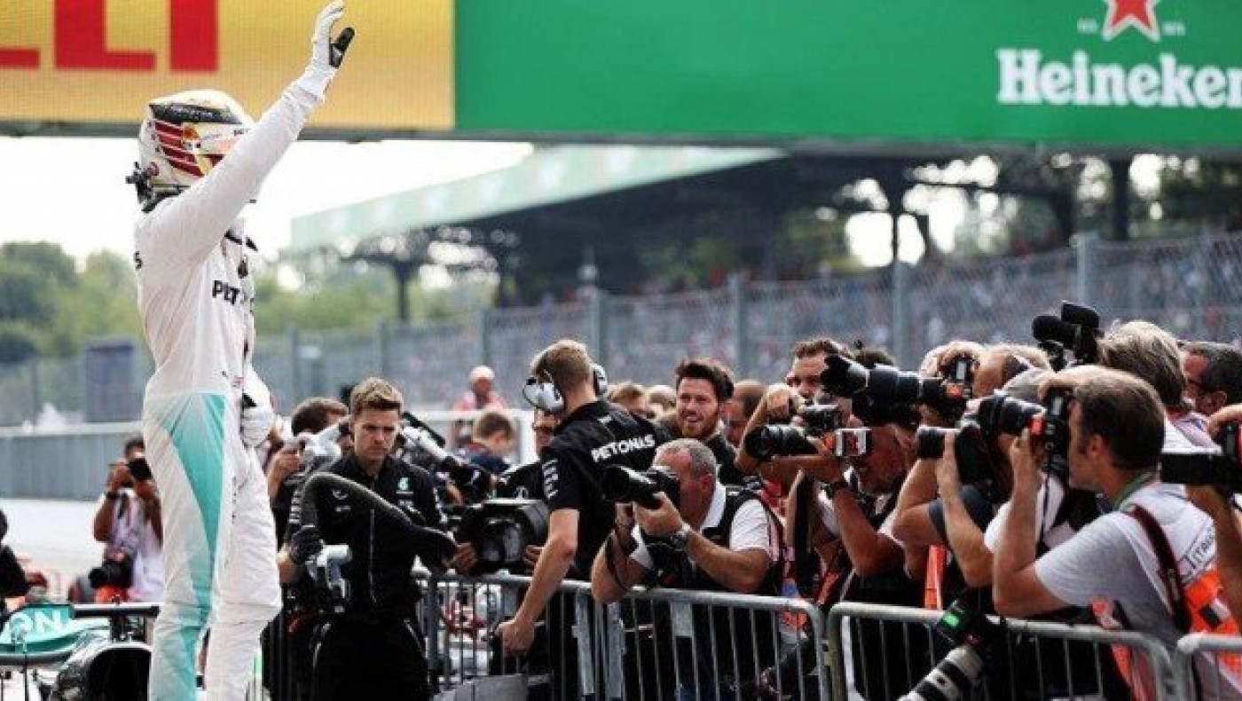 Τους     έκανε     πλάκα στην    Μόντσα ο Χάμιλτον