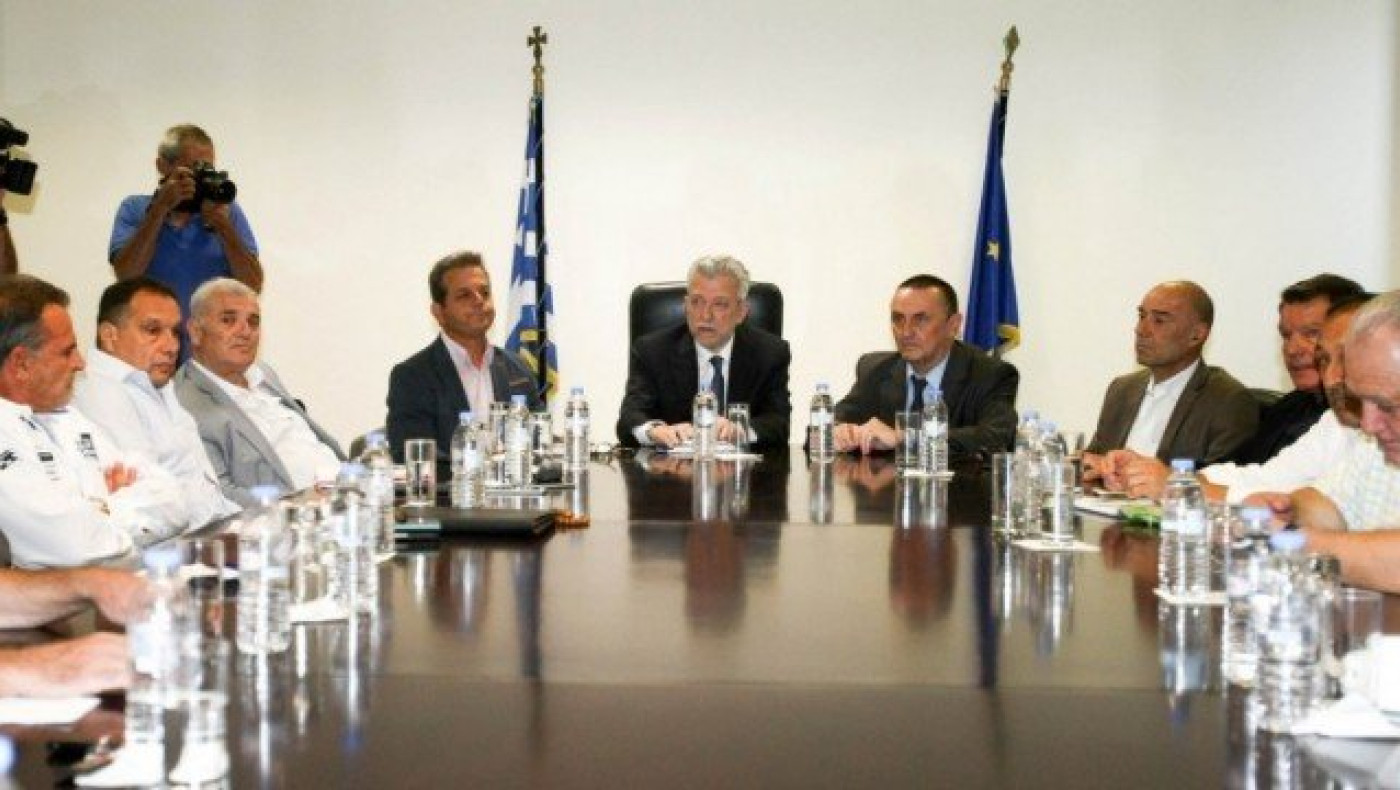 Οι μαριονέτες  περιμένουν έξω  από την         πόρτα