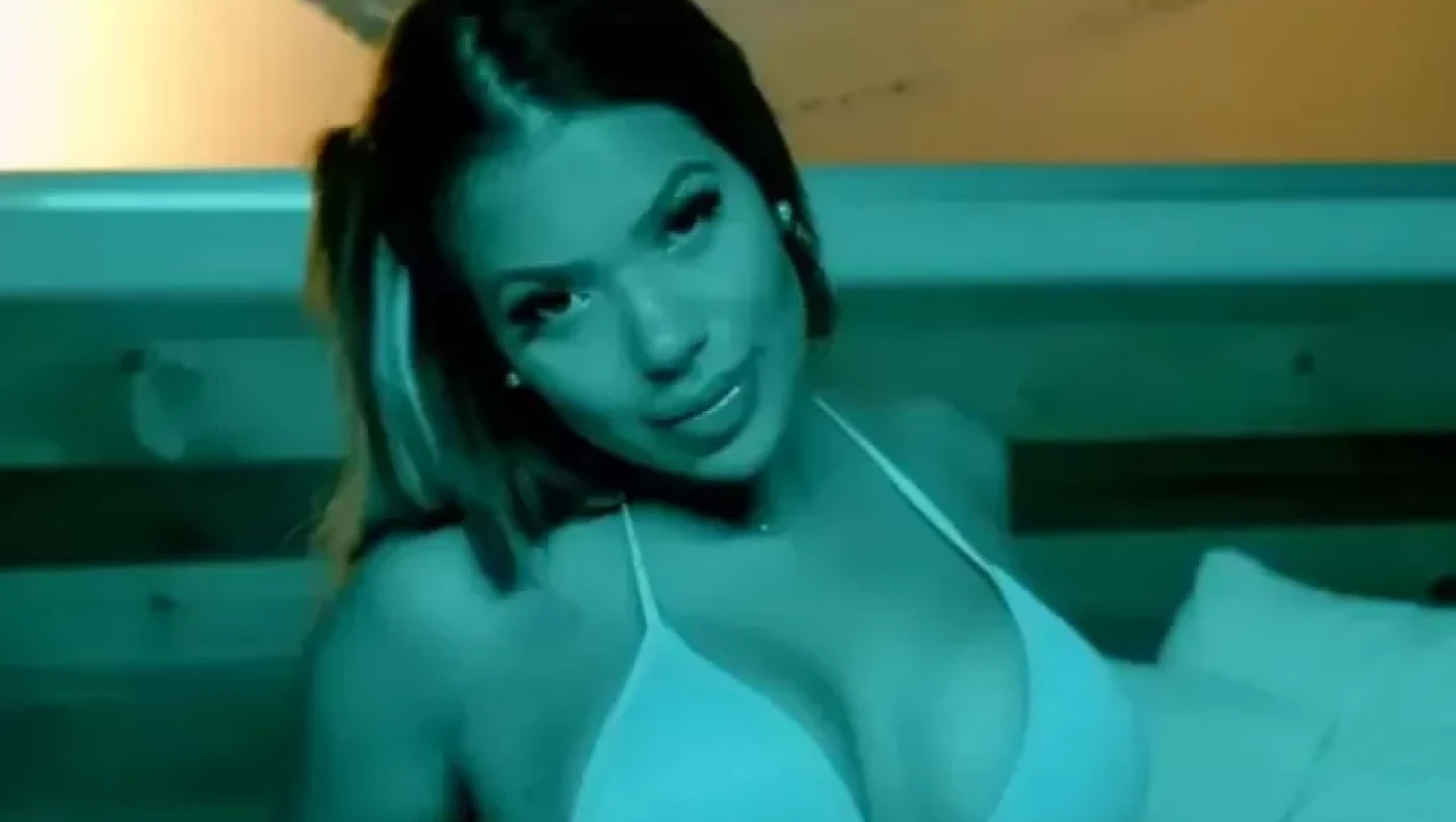 Αστυνομικός προκάλεσε σάλο-Χόρεψε αισθησιακά σε βίντεο κλιπ