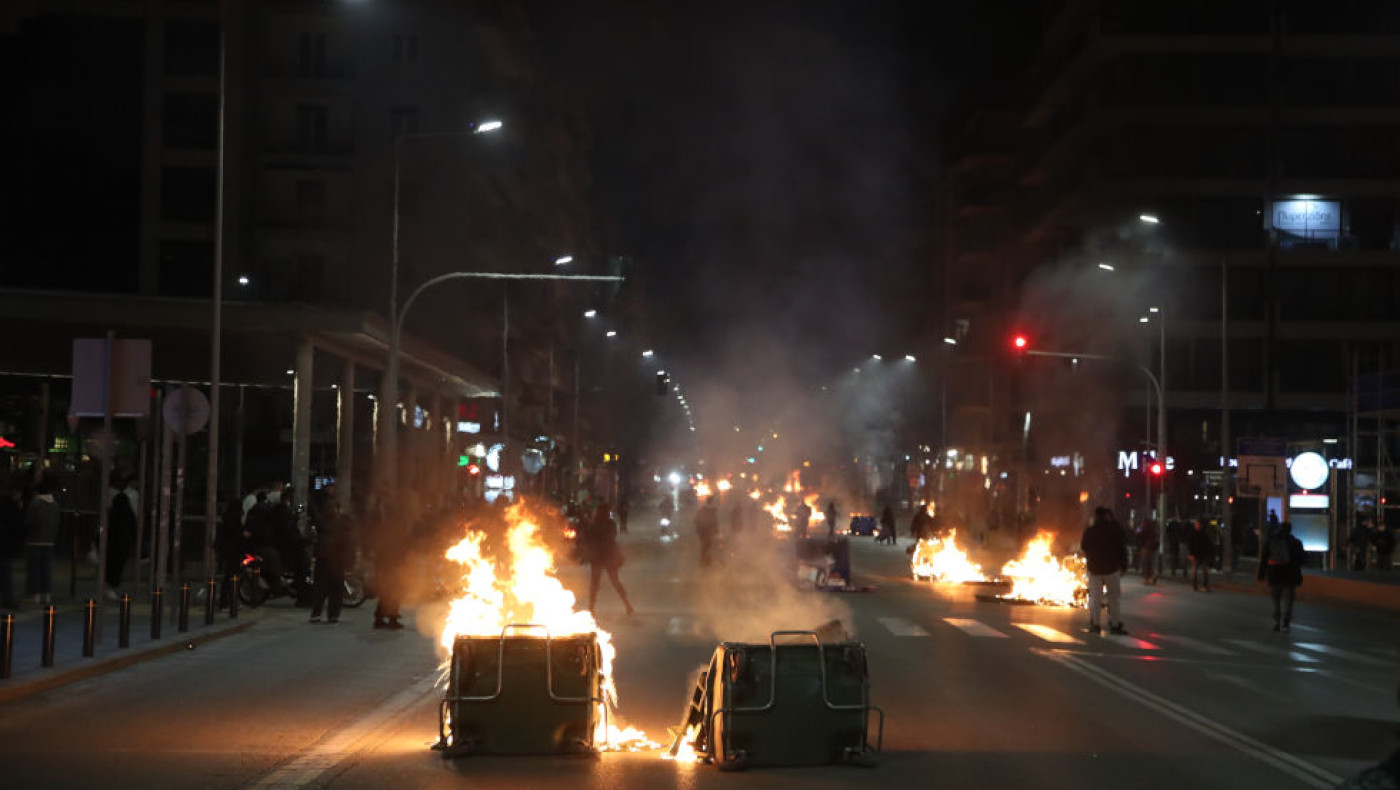 Θεσσαλονίκη-Τέμπη: Σοβαρά επεισόδια στο κέντρο της πόλης-Χτυπήθηκε αστυνομικός
