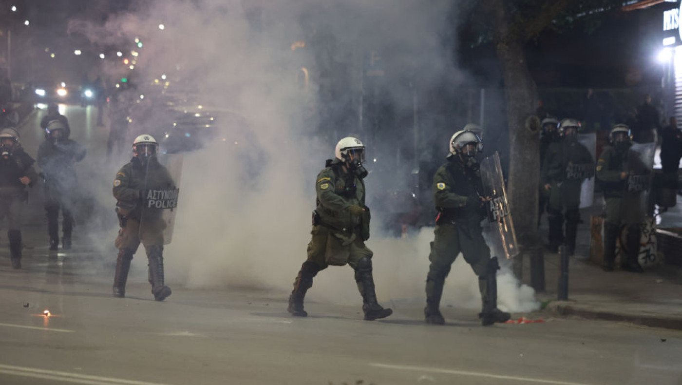 Επεισόδια στη Θεσσαλονίκη: Χημικά και μολότοφ μετά την πορεία για τα Τέμπη