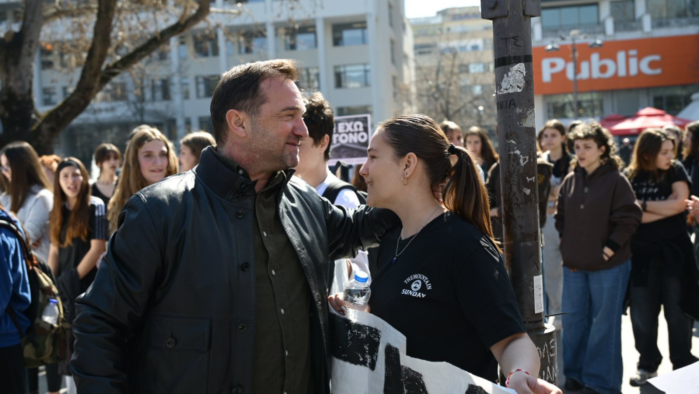 Λάρισα: Στο συλλαλητήριο ο Νίκος Πλακιάς-Αγκάλιασε μαθήτρια που διαδήλωνε για τα Τέμπη