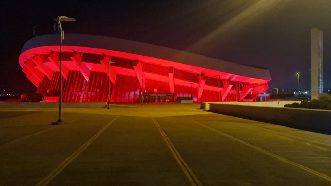 Ολυμπιακός: Το ΣΕΦ φωταγωγήθηκε με κόκκινο χρώμα για τα 100 χρόνια