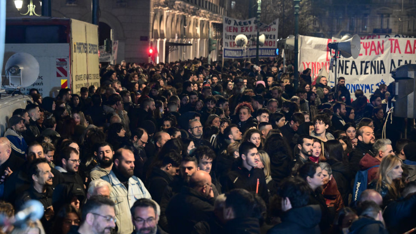 Τραγωδία στα Τέμπη: Προσήγαγαν πολυτραυματία και στη συνέχεια του... χαμογέλασαν (vid)