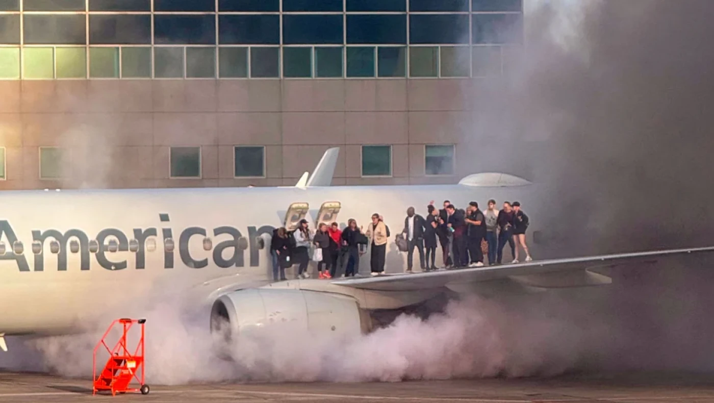 Περίμεναν όρθιοι στο φτερό για να φύγουν από αεροπλάνο!