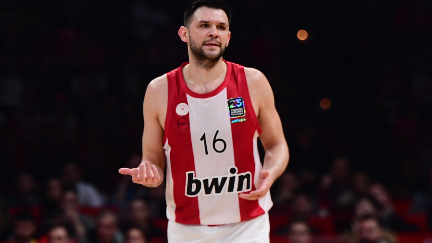 Παπανικολάου προς τον Σλούκα: Η χειρονομία μετά το επιθετικό φάουλ