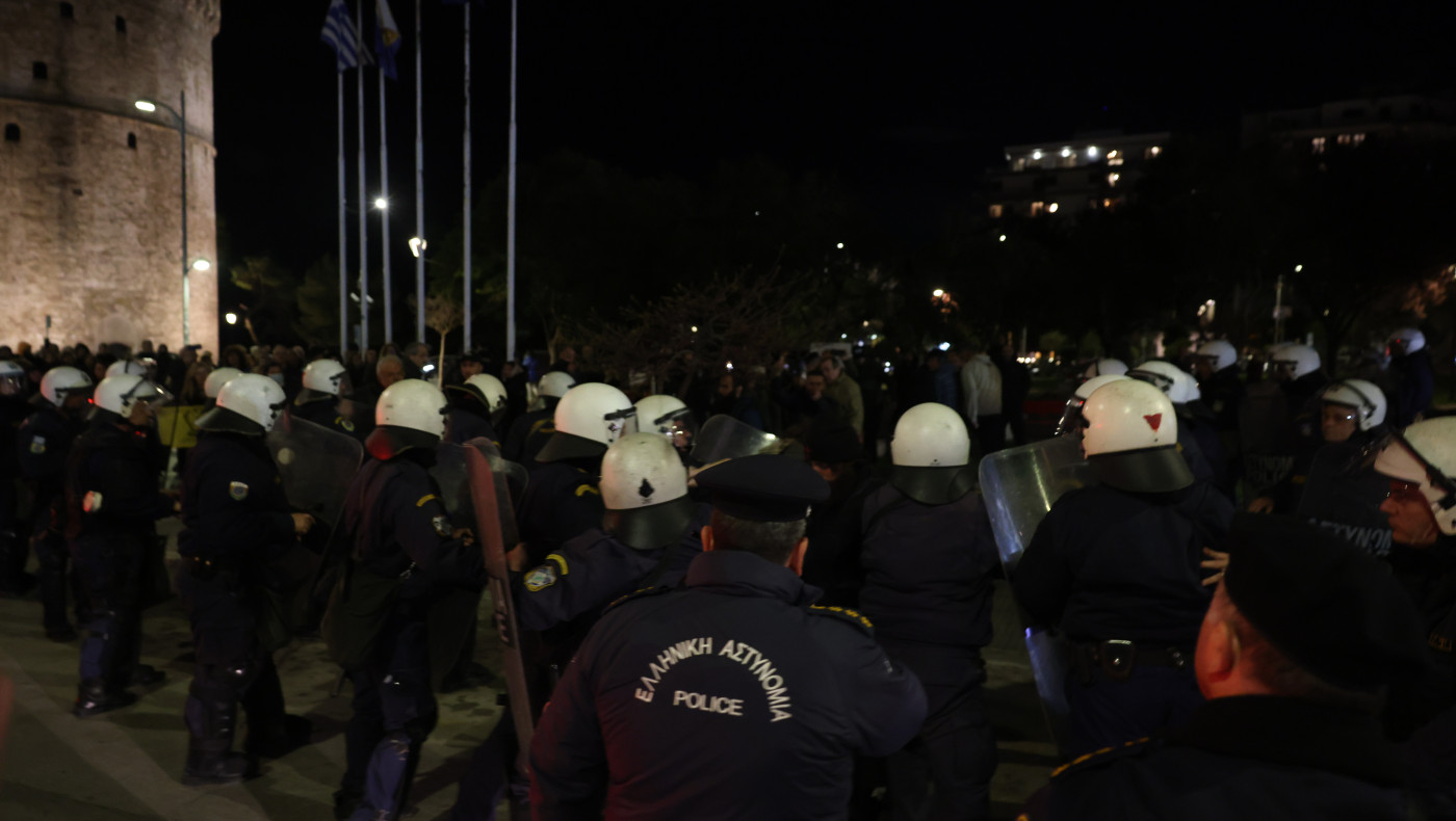 Θεσσαλονίκη: Επεισόδια έξω από το «Αριστοτέλειον» για την παράσταση του Ζαραλίκου