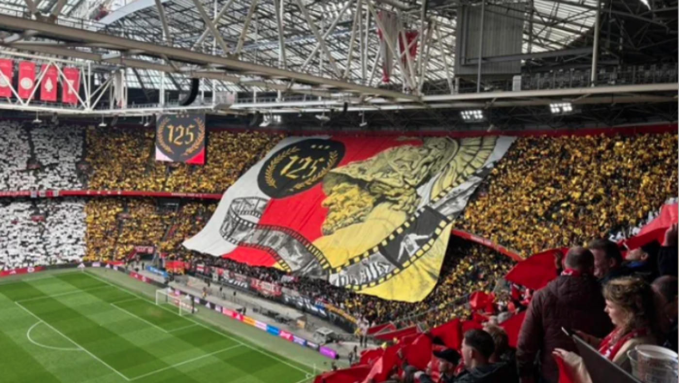 Εκπληκτικό πανό και μοναδική φανέλα στα γενέθλια του Άγιαξ!