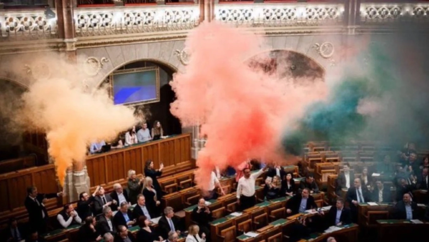 Ουγγαρία: Η κυβέρνηση απαγόρευσε με νόμο την παρέλαση Pride-Αντιδράσεις με καπνογόνα στη Βουλή!