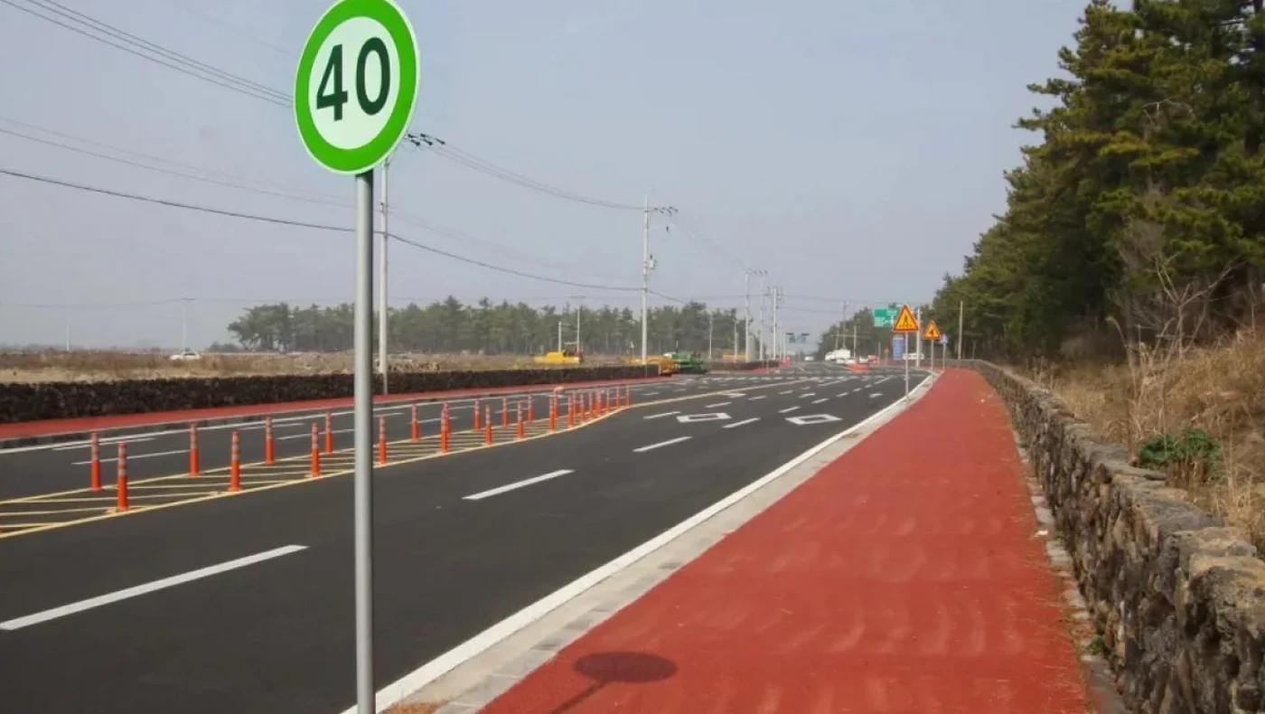 Πράσινο όριο ταχύτητας: Τι σημαίνει και τι πρέπει να κάνουν όσοι το βλέπουν