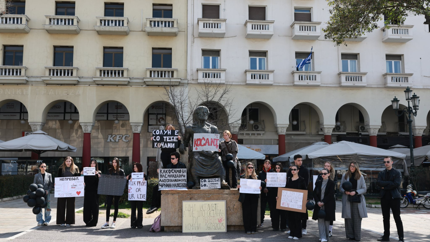 Θεσσαλονίκη: Σιωπηλή συγκέντρωση στη μνήμη των 59 θυμάτων από τη φονική πυρκαγιά στο Κότσανι
