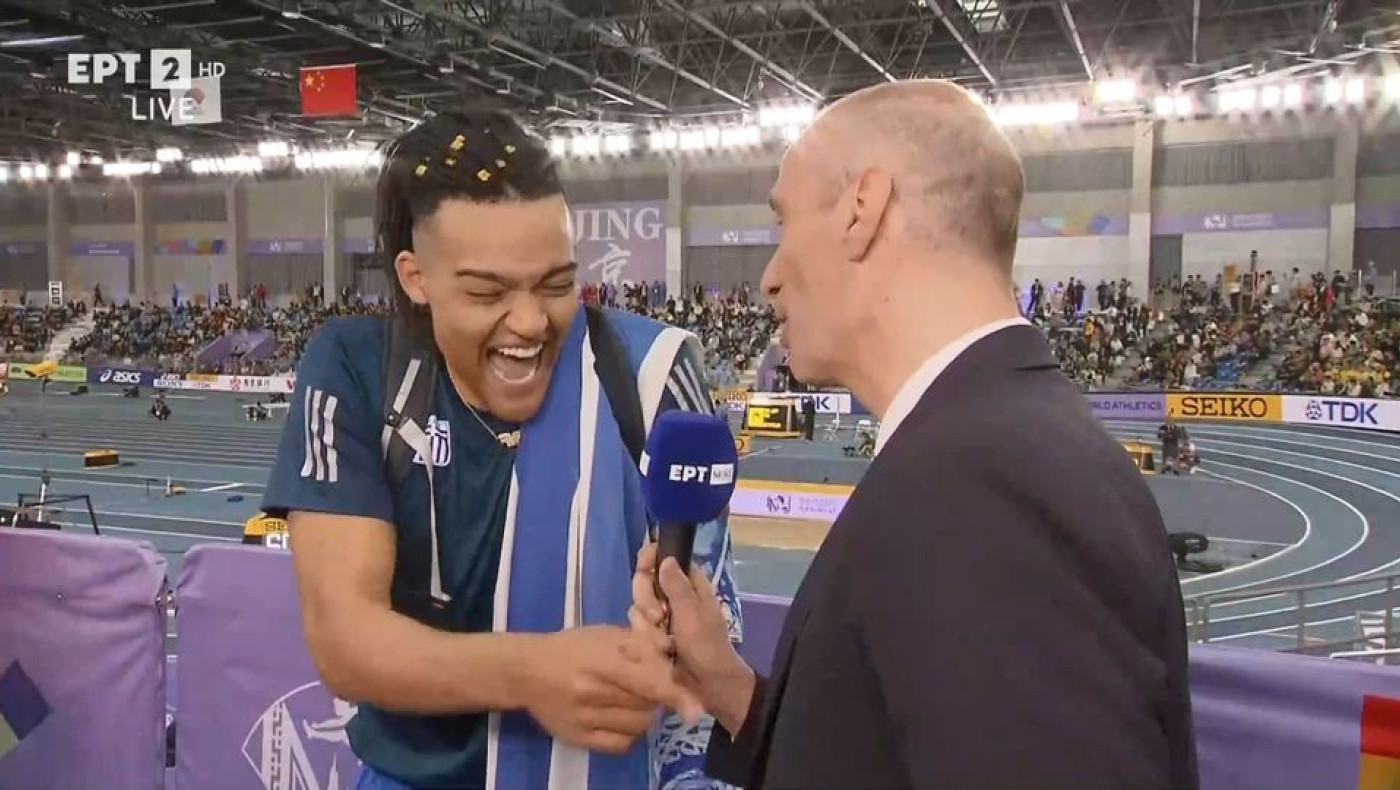 Εμμανουήλ Καραλής: Τρόλαρε δημοσιογράφο της ΕΡΤ για τη... γραβάτα του!