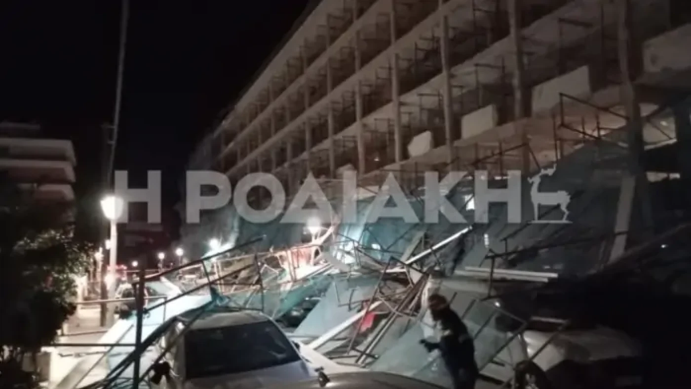 Σκαλωσιά κατέρρευσε σε ξενοδοχείο στη Ρόδο και διέλυσε πάνω από 20 αυτοκίνητα