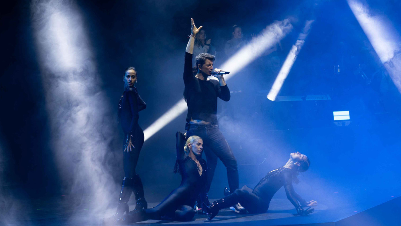 Σάκης Ρουβάς: Σκίστηκε το παντελόνι του στη σκηνή–«Να το βγάλω;»