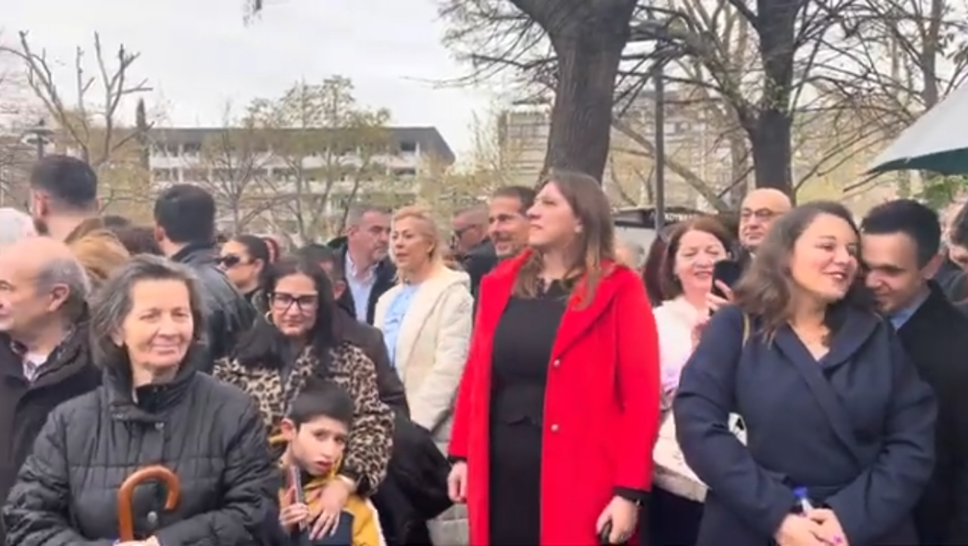 Κωνσταντοπούλου: Αγνόησε Υφυπουργό και κάθισε με τον κόσμο στην παρέλαση