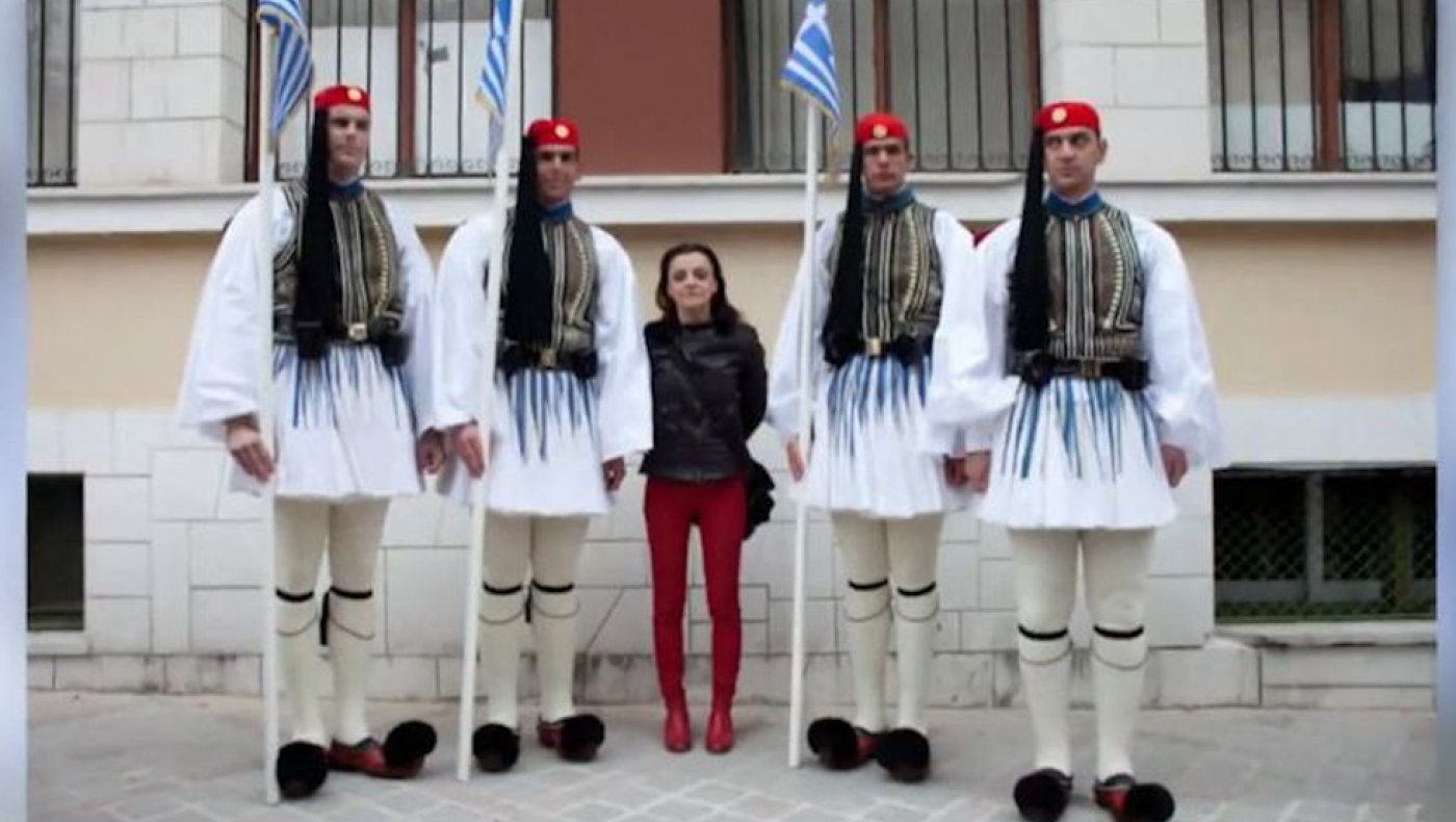 Δήμητρα Χατζηαδάμ: Ποια είναι η γυναίκα που απαθανατίζει τους Εύζωνες