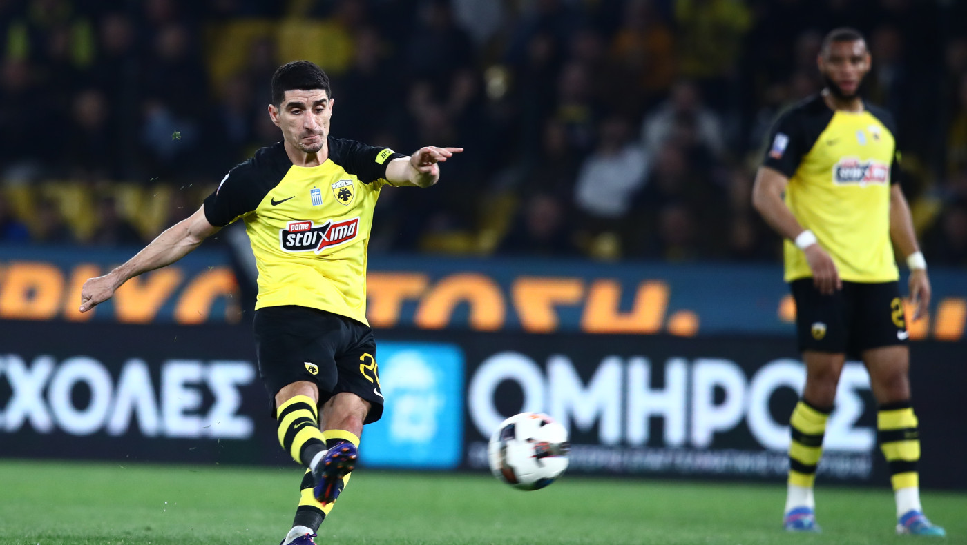 Με απευθείας εκτέλεση φάουλ του Μάνταλου η ΑΕΚ έκανε το 2-0 κόντρα στον Ολυμπιακό