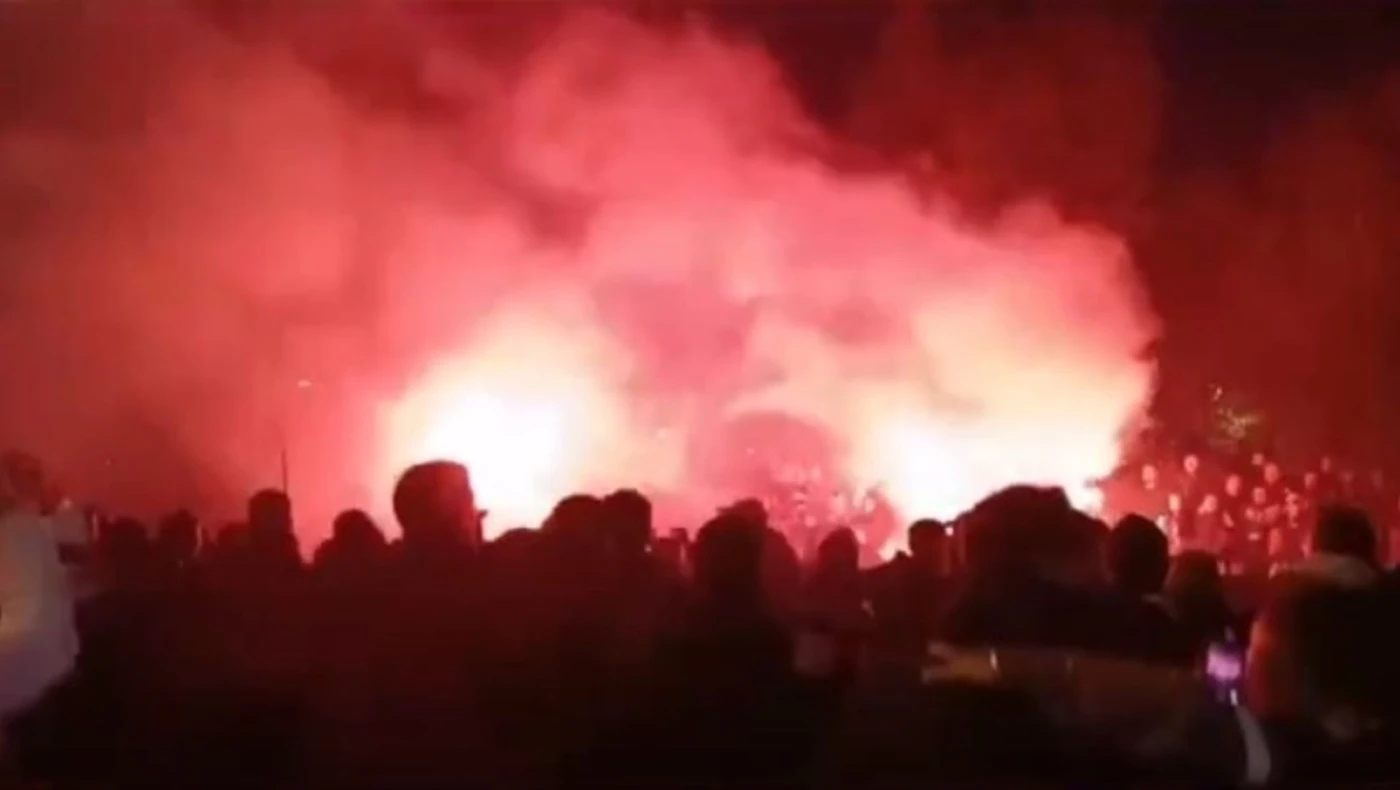 Αποθέωση για τους παίκτες του ΟΦΗ: Μηχανοκίνητη πορεία οπαδών στο ξενοδοχείο