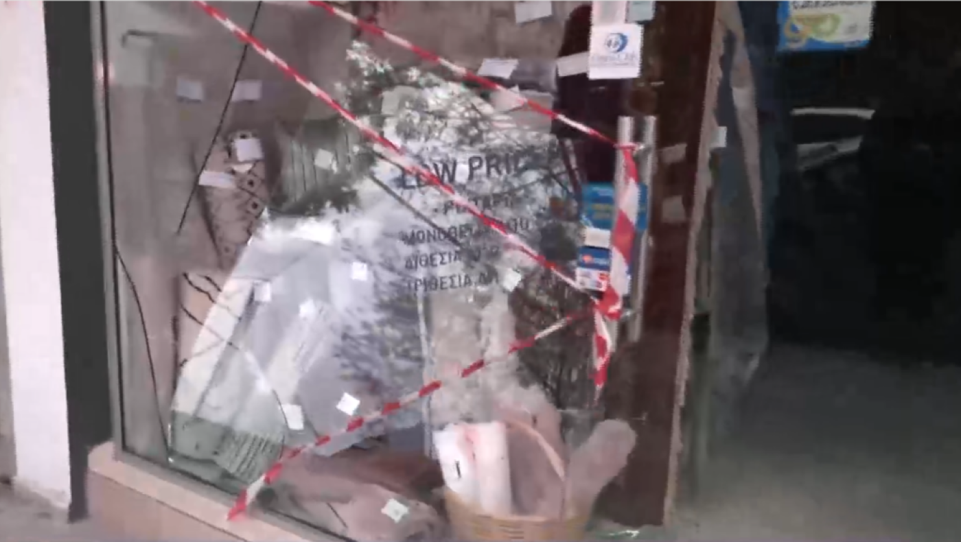 Θεσσαλονίκη: Μηχανάκι έπεσε σε τζαμαρία καταστήματος