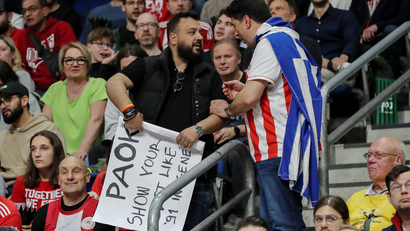 Άλμπα Βερολίνου-Ολυμπιακός: Οπαδός εμφανίστηκε με πλακάτ ΠΑΟΚ!