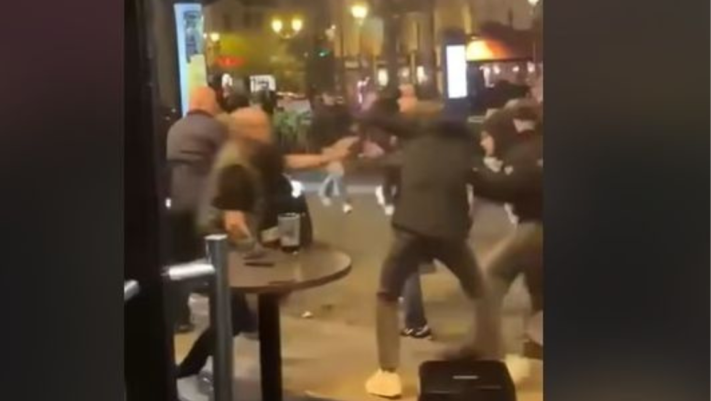 Άγριο ξύλο πριν το Παρί-Άστον Βίλα - Συμπλοκές στη μέση του δρόμου!